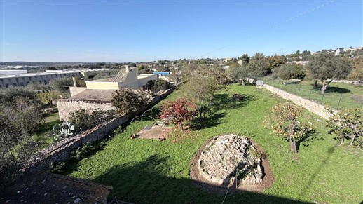 Antico Fabbricato Alle Porte di Putignano, Parzialmente In Pietra e Terreno.